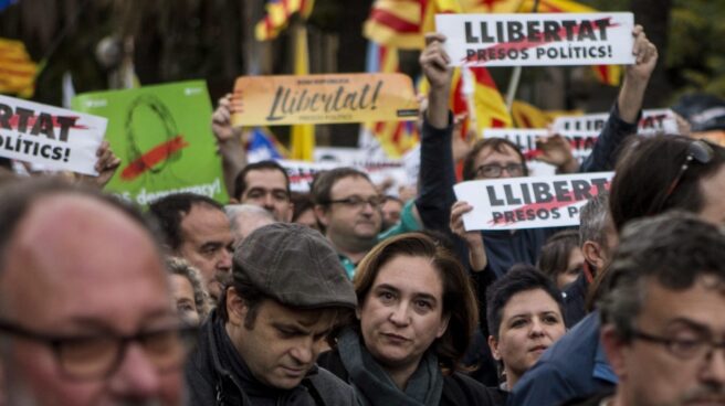 La alcaldesa de Barcelona Ada Colau durante su participación en la manifestación convocada por la ANC y Omnium en Barcelona.