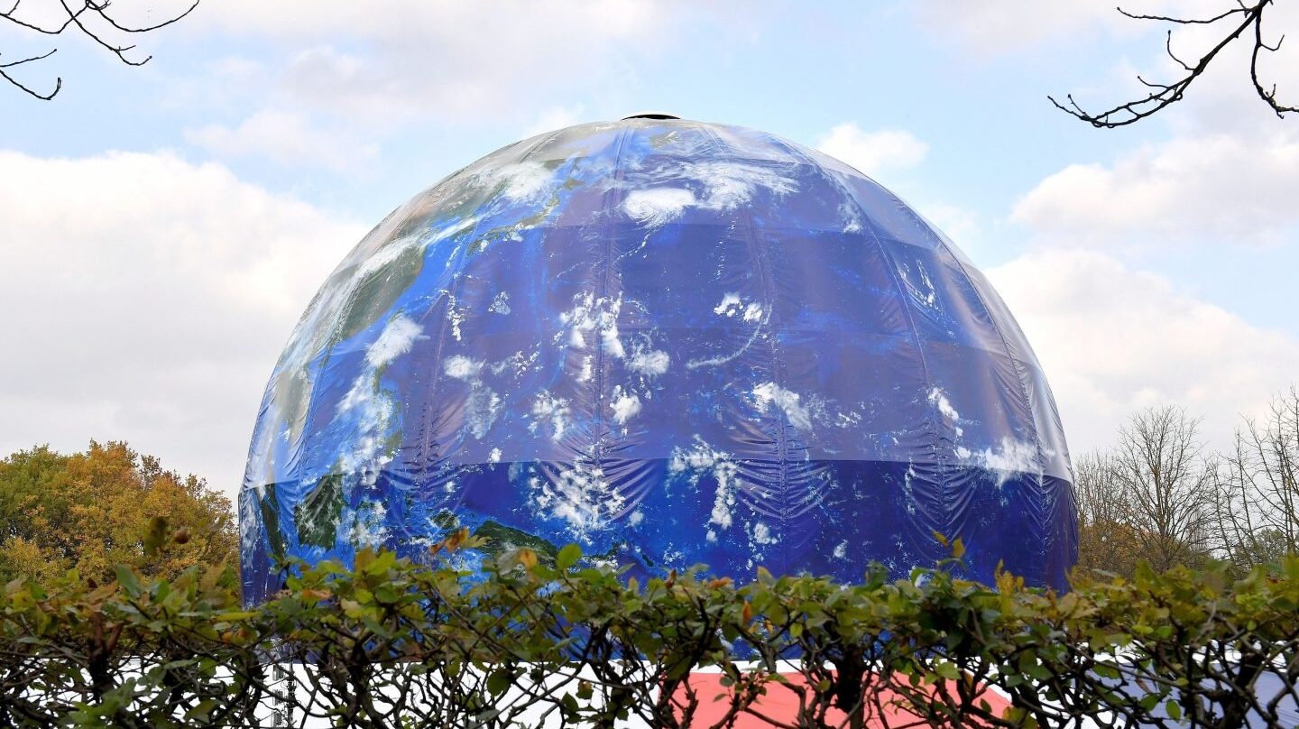 Vista de un globo gigante con forma de la Tierra sobre el lugar que acogerá la Cumbre del Clima, la COP 23, en Bonn .
