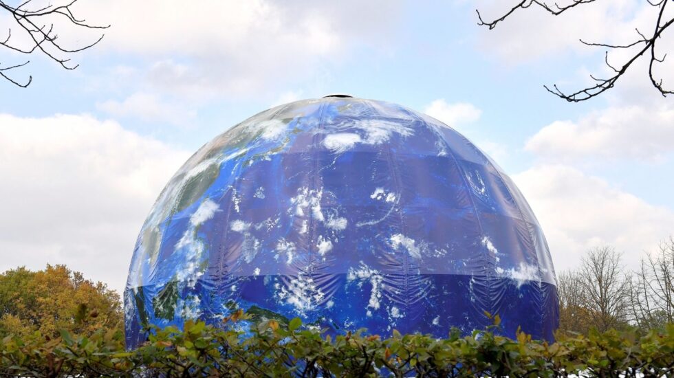 Vista de un globo gigante con forma de la Tierra sobre el lugar que acogerá la Cumbre del Clima, la COP 23, en Bonn .