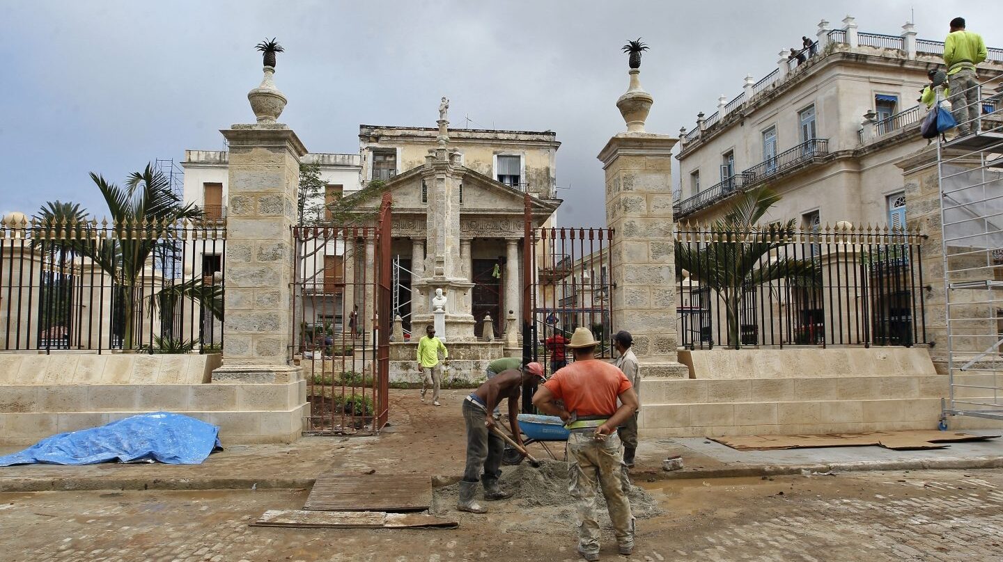 Varios trabajadores realizan labores de mantenimiento en La Habana (Cuba).