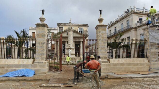 Varios trabajadores realizan labores de mantenimiento en La Habana (Cuba).