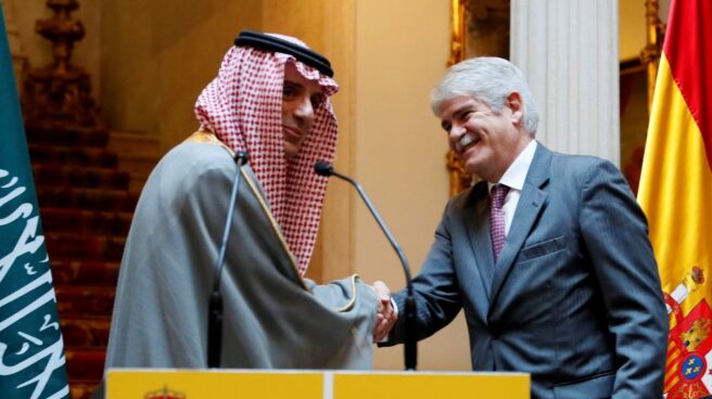 Alfonso Dastis y el ministro de Relaciones Exteriores de Arabia Saudí, Adel bin Ahmed.