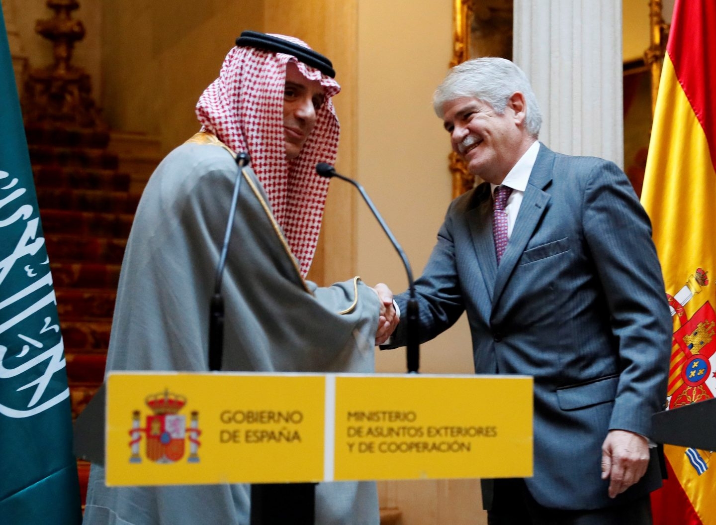 Alfonso Dastis y el ministro de Relaciones Exteriores de Arabia Saudí, Adel bin Ahmed.