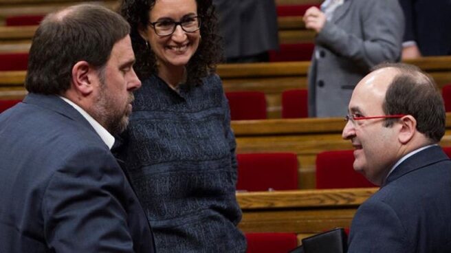 Iceta charla con Junqueras en presencia de Rovira durante una sesión en el Parlament