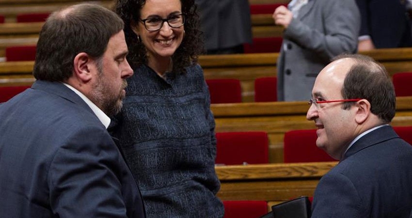 Iceta charla con Junqueras en presencia de Rovira durante una sesión en el Parlament