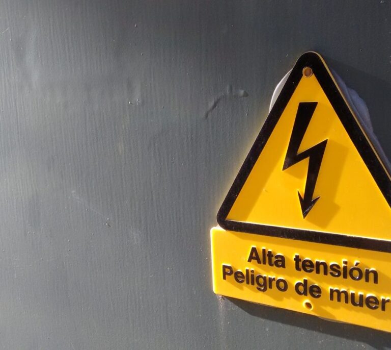 Los sindicatos alertan de miles de despidos en energéticas por los recortes de la CNMC