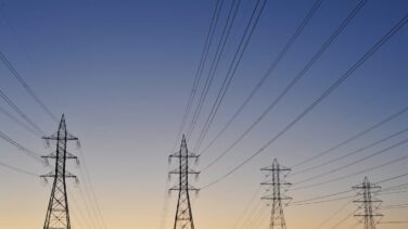 La CNMC inicia su reforma eléctrica y baja la retribución financiera de las energéticas