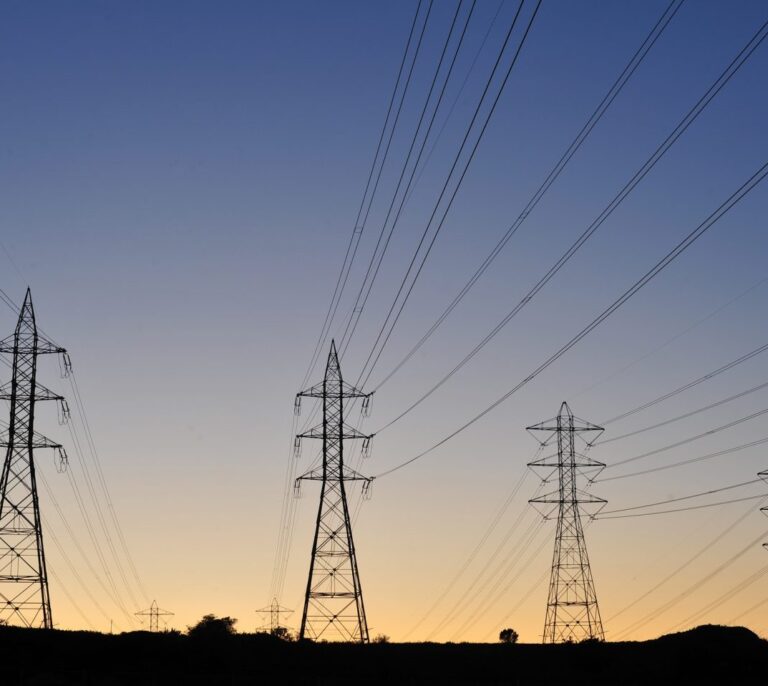 La CNMC inicia su reforma eléctrica y baja la retribución financiera de las energéticas