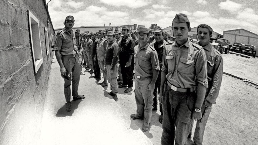 Militares en formación haciendo la mili en el Sáhara.