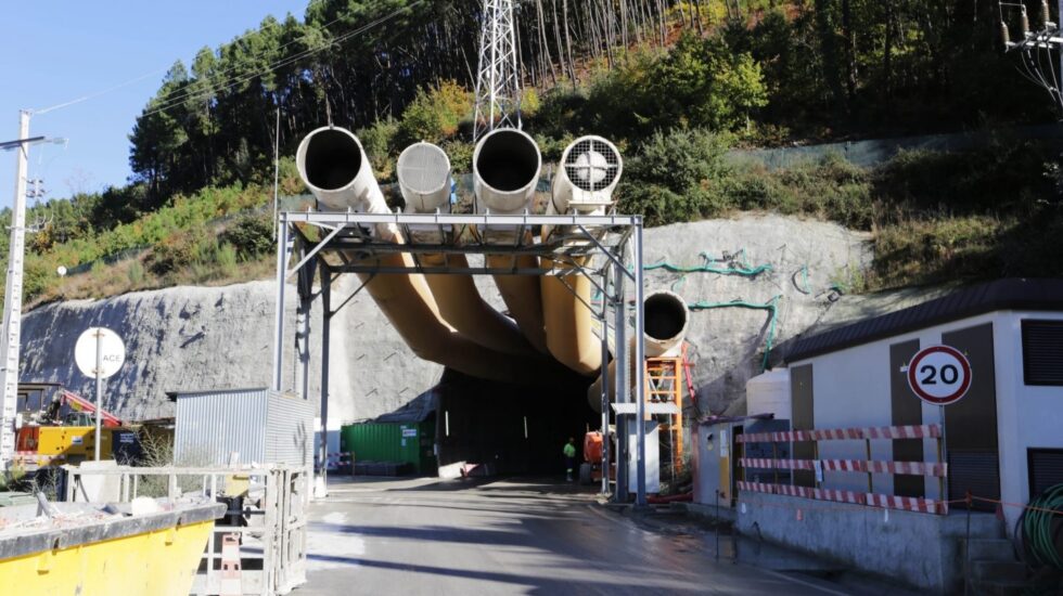 Entrada de la central subterránea de Gouvaes