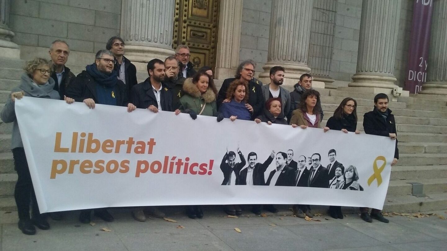 Los diputados de ERC este miércoles en la puerta del Congreso de los Diputados. para pedir la libertad de los "presos políticos"