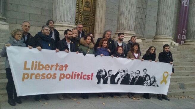 Los diputados de ERC este miércoles en la puerta del Congreso de los Diputados. para pedir la libertad de los "presos políticos"
