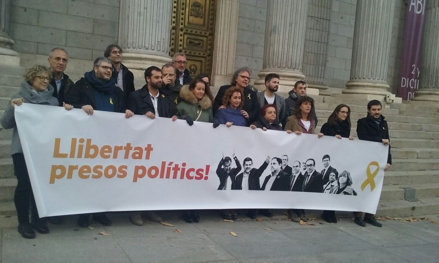 Los diputados de ERC este miércoles en la puerta del Congreso de los Diputados. para pedir la libertad de los "presos políticos"