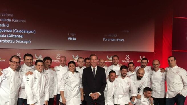 Michael Ellis, director internacional de la publicación, con algunos de los chefs con estrella.