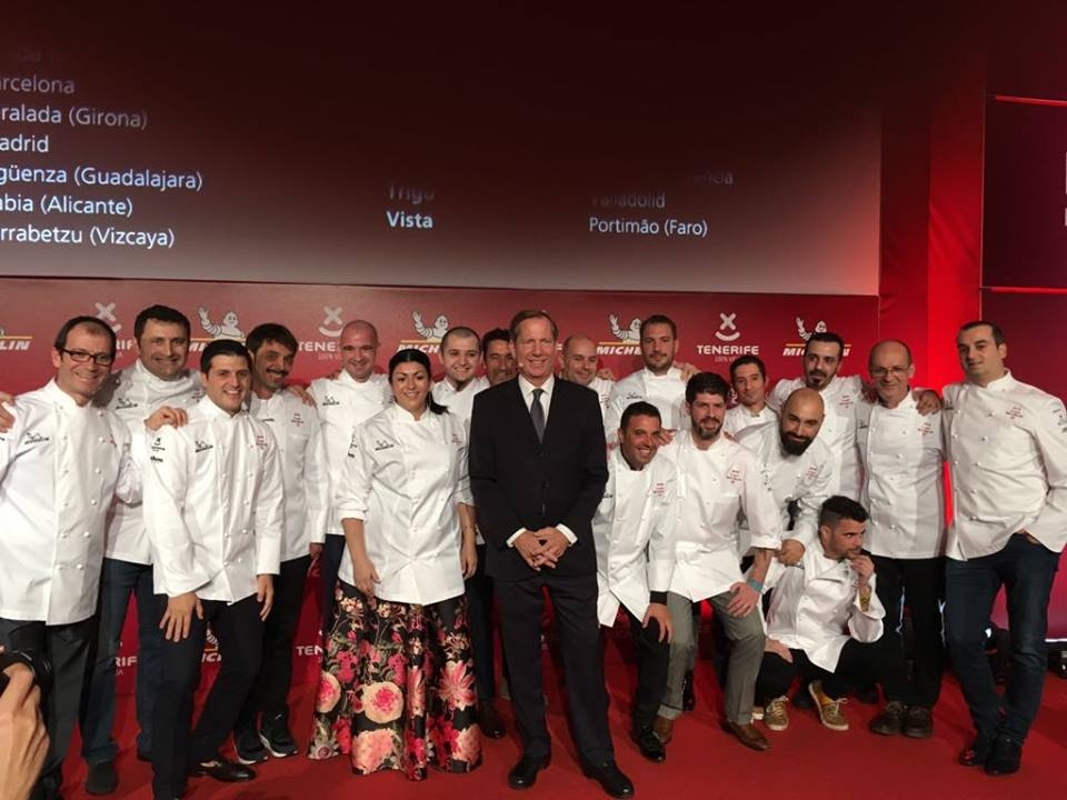 Michael Ellis, director internacional de la publicación, con algunos de los chefs con estrella.