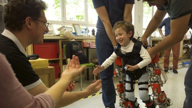 Un niño usa el exoesqueleto durante una terapia.