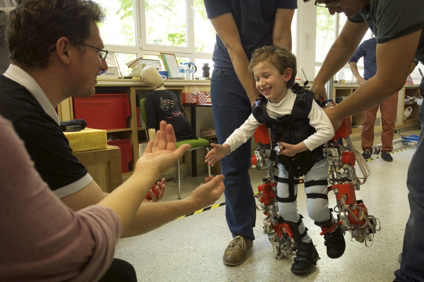 Un niño usa el exoesqueleto durante una terapia.