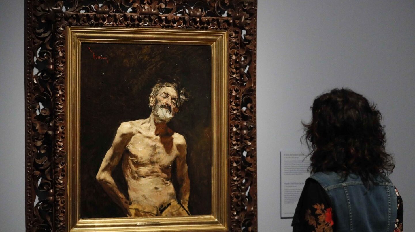 Un visitante a la exposición de Fortuny en el Prado.