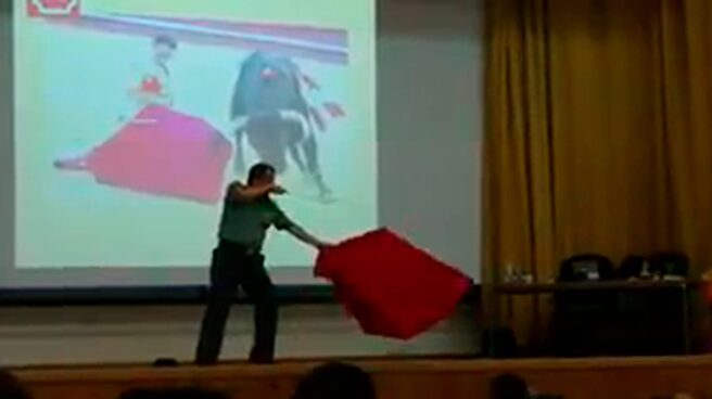 Interior justifica que guardias civiles reciban clases sobre toros para realizar su trabajo Un sargento primero de la Guardia Civil, uniformado, imparte una sesión formativa en la Academia de Baeza (Jaén) el pasado 12 de junio.