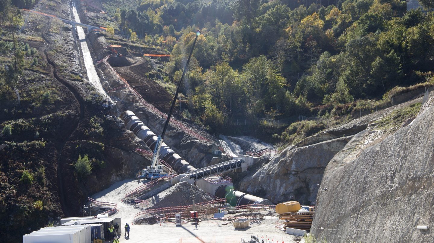 El canal de bombeo de la presa de Gouvâes en el Támega