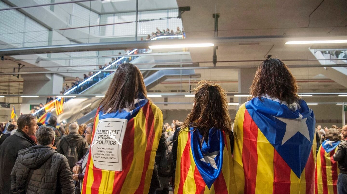 Ocupación de la estación de AVE de Girona durante la jornada de huelga general.