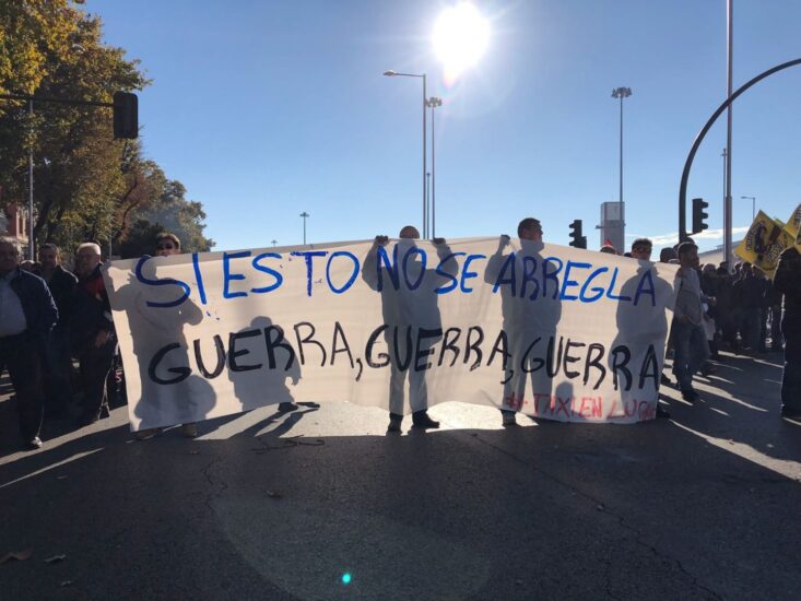 Protesta de los taxistas contra Uber y Cabify en el centro de Madrid.