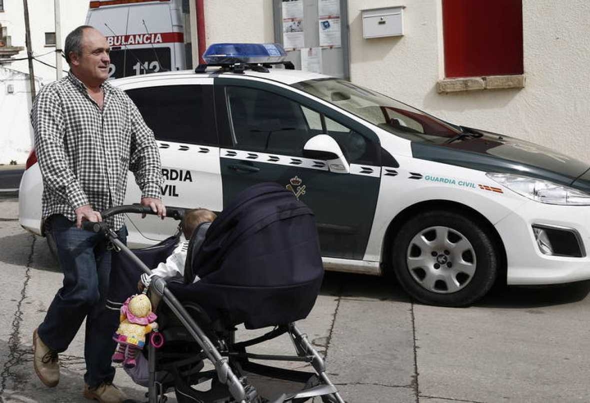 el etarra Valentin Lasarte pasea a su hijo durante un permiso.