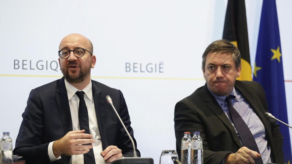 El viceprimer ministro belga Jan Jambon (d), junto al presidente Charles Michel (i).