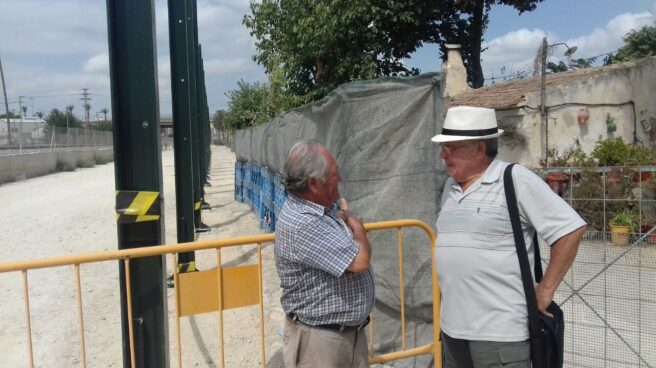 Joaquín Contreras (derecha), el maestro jubilado que está liderando las protestas vecinales a favor del soterramiento del AVE en Murcia.