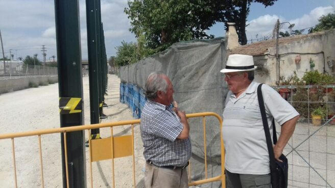 jubilado líder protestas Murcia Joaquín Contreras (derecha), el maestro jubilado que está liderando las protestas vecinales a favor del soterramiento del AVE en Murcia.