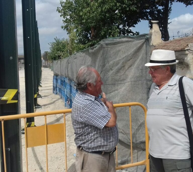 El maestro jubilado que tiene en vilo a Adif y al PP de Murcia