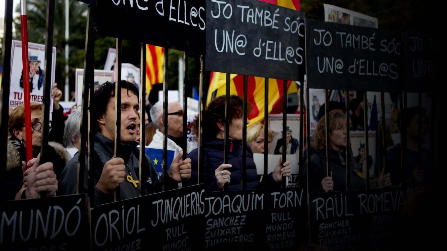 Un momento de la manifestación convocada para exigir la libertad de Jordi Sánchez, Jordi Cuixart y los miembros del Govern.