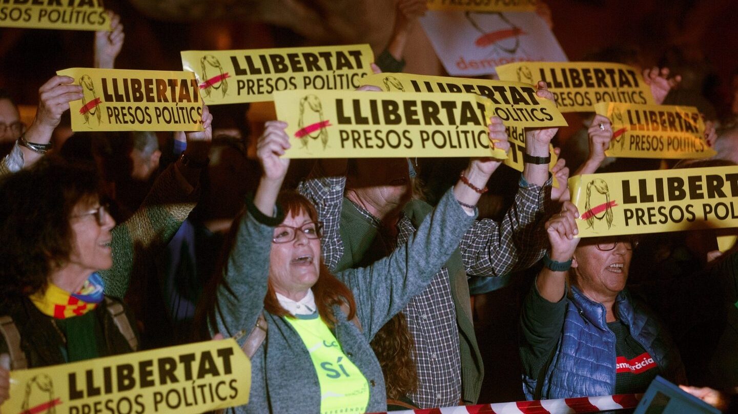 Manifestación frente al Parlament para pedir la libertad de los ex consellers encarcelados.