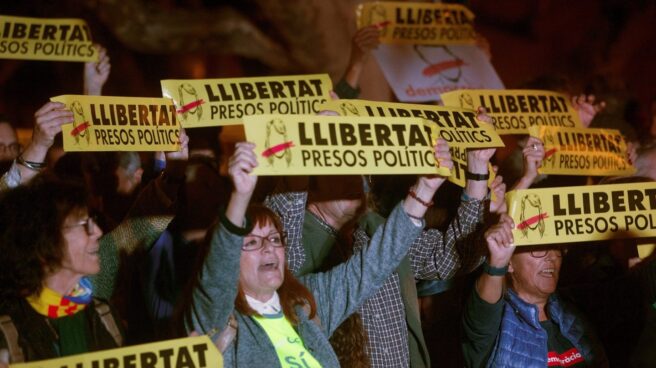 Manifestación frente al Parlament para pedir la libertad de los ex consellers encarcelados.