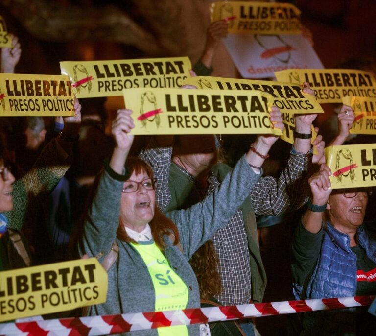 Miles de personas se manifiestan en Cataluña al grito de "huelga general"