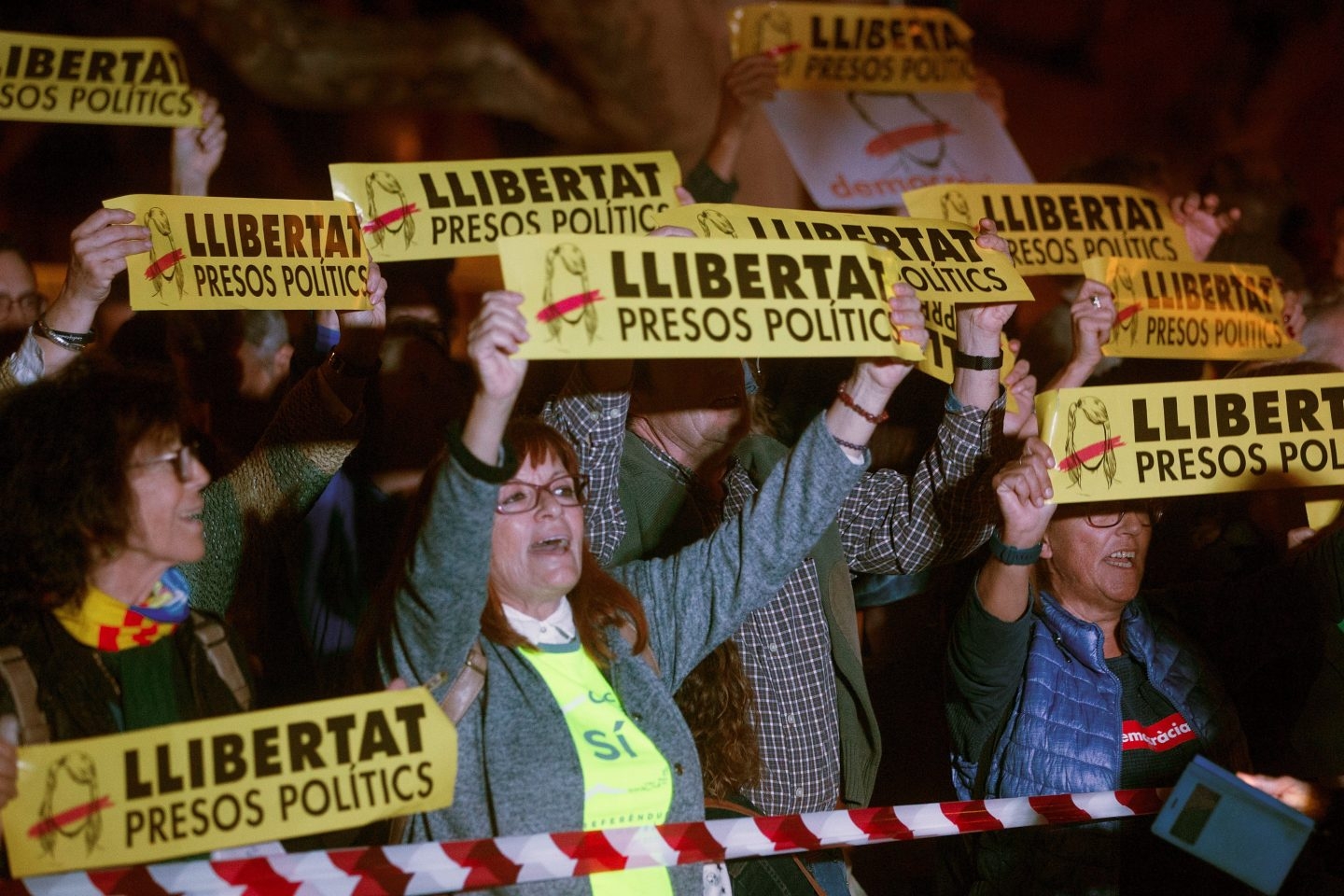 Manifestación frente al Parlament para pedir la libertad de los ex consellers encarcelados.