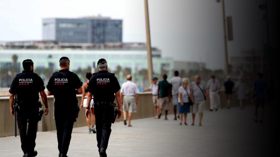 Agentes de los Mossos d'Esquadra patrullan por el paseo marítimo de Barcelona.