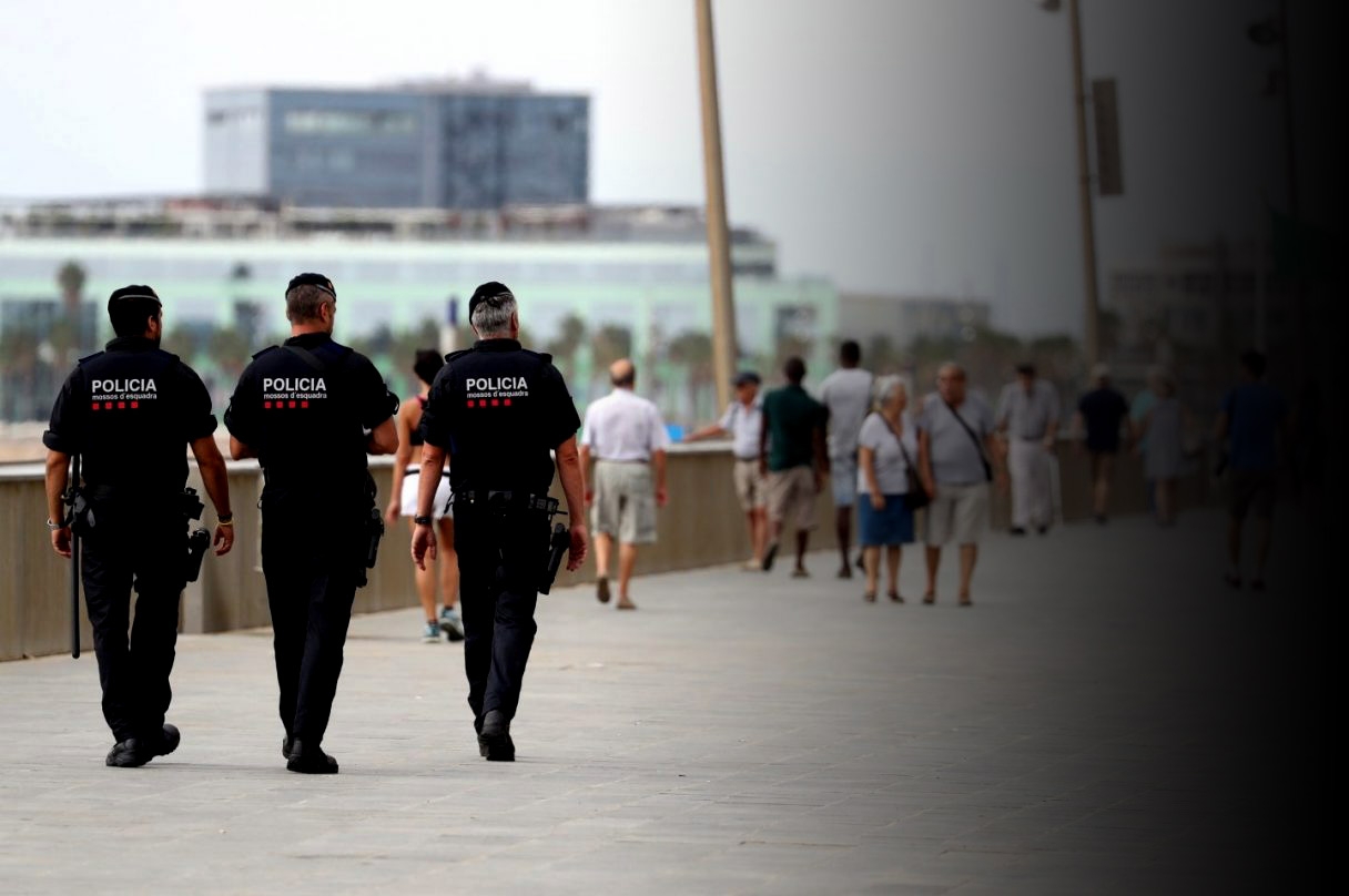 Agentes de los Mossos d'Esquadra patrullan por el paseo marítimo de Barcelona.