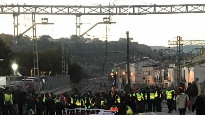 Una vía cortada al paso por una localidad durante la huelga del 8-N en Cataluña. Una vía cortada al paso por una localidad durante la huelga del 8-N en Cataluña.