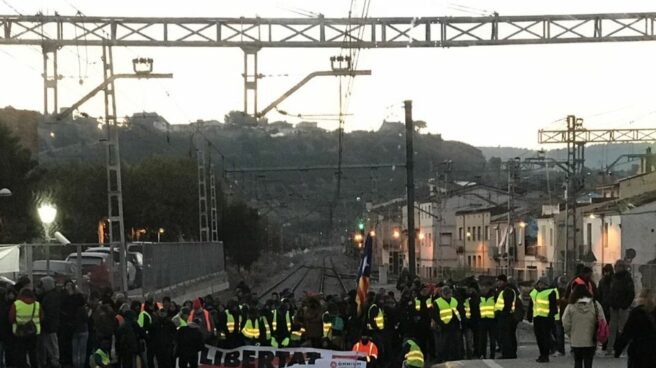 Una vía cortada al paso por una localidad durante la huelga del 8-N en Cataluña.