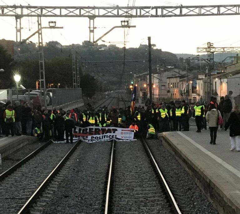 Los ferroviarios de CCOO y UGT se dividen en Cataluña ante la protesta independentista