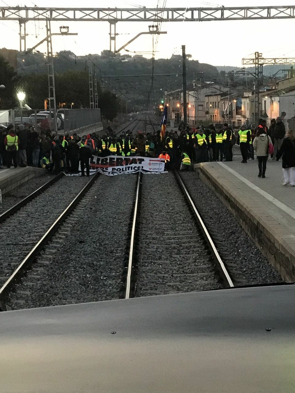 Una vía cortada al paso por una localidad durante la huelga del 8-N en Cataluña.