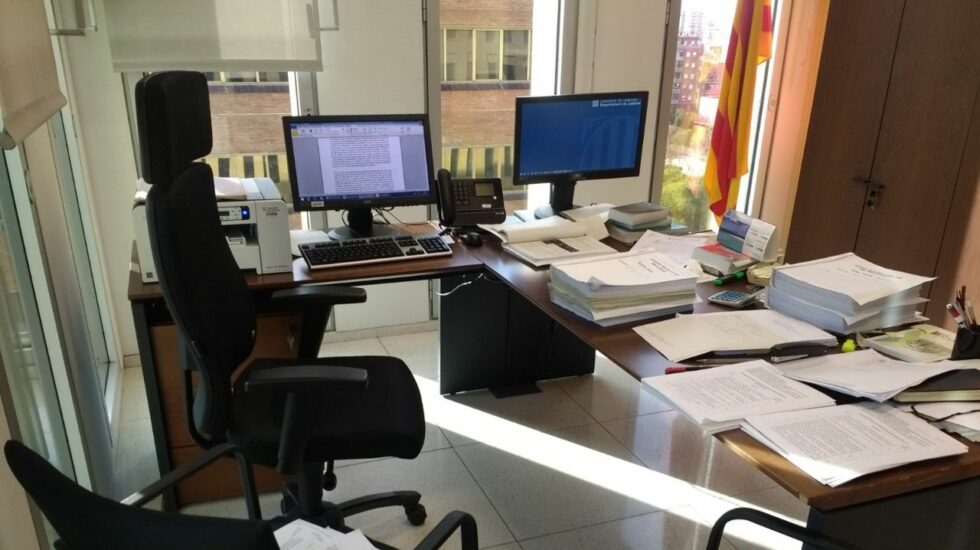Una mesa de un juzgado de Cataluña atestada de documentos, esta semana.
