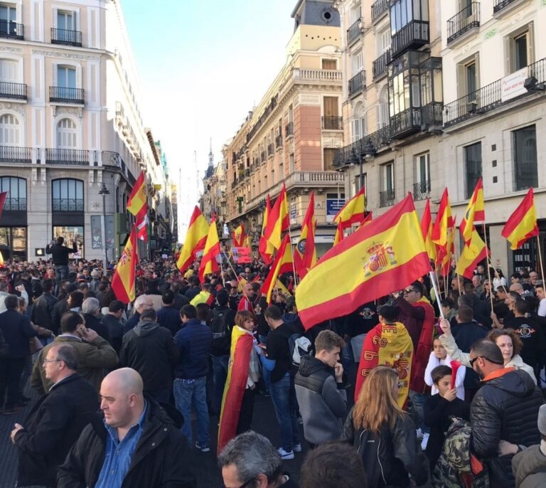 Miles de policías y guardias civiles protestan para pedir igualdad salarial