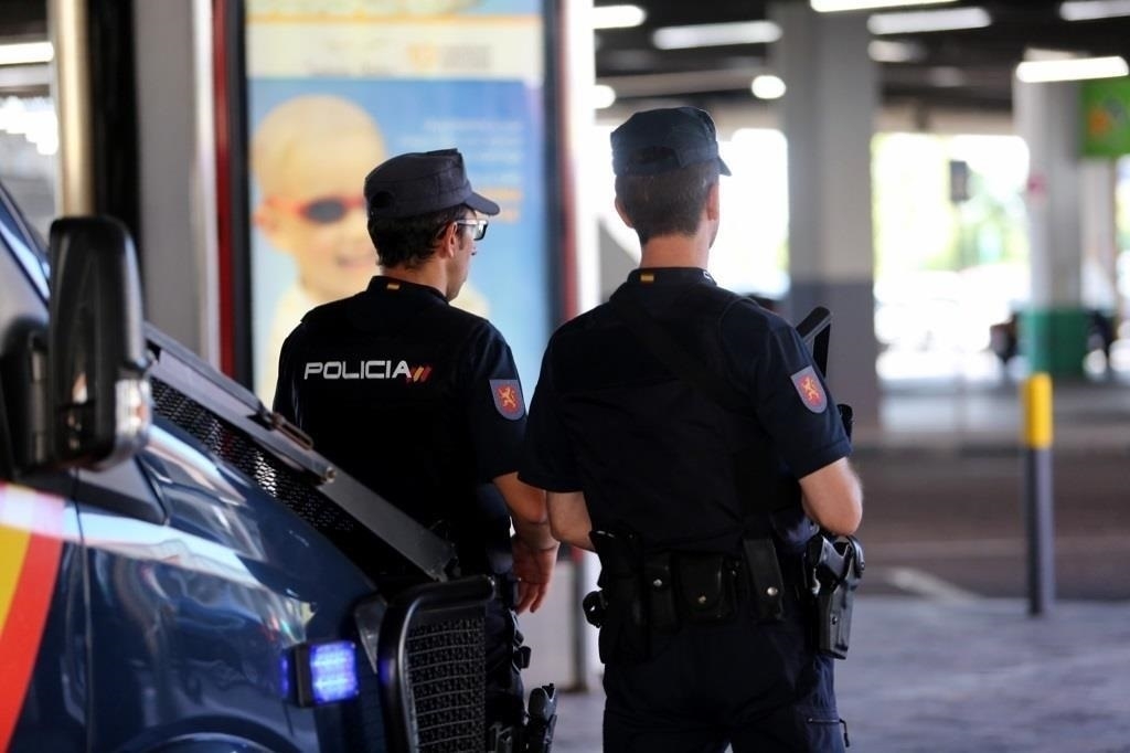 Dos miembros de la Policía Nacional.