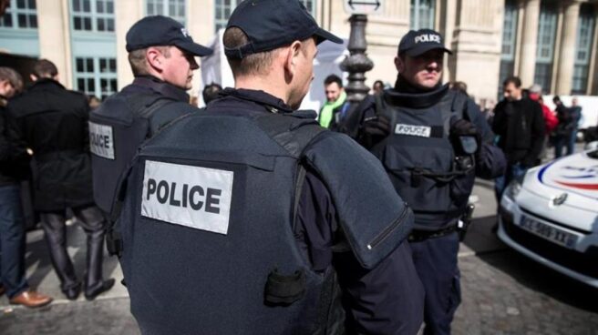 La Policía abate a un hombre que les amenazaba con un cuchillo en la estación del Norte de París Policías franceses.
