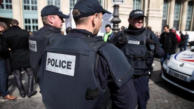 Un hombre intenta empotrar un coche contra un cuartel militar en Francia