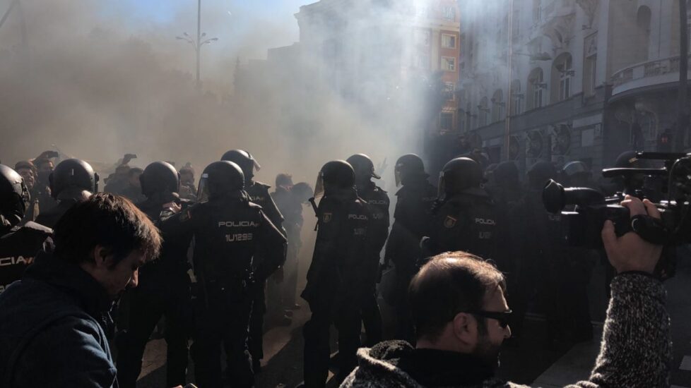 Disturbios entre la policía y los taxistas en el centro de Madrid.