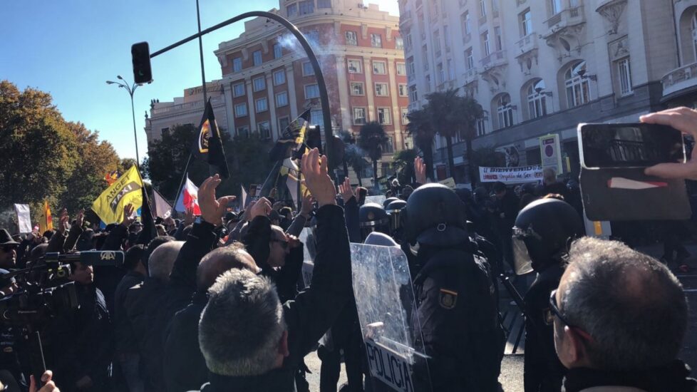 Disturbios entre la policía y los taxistas en el centro de Madrid.