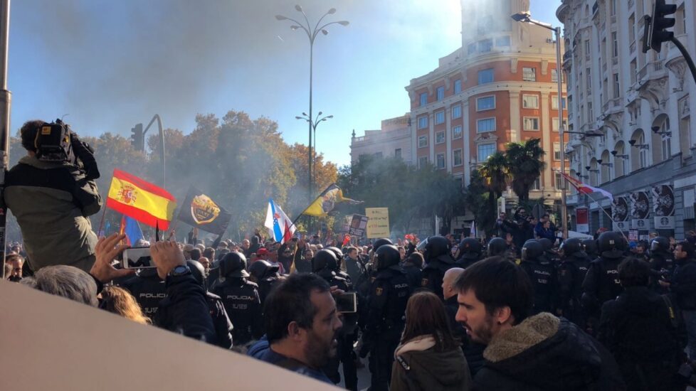 Disturbios entre la policía y los taxistas en el centro de Madrid.